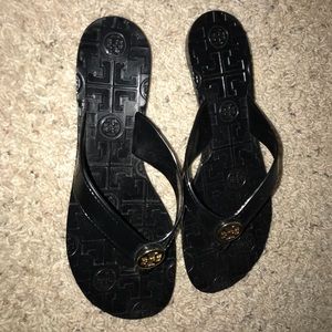 Black Tory Burch Thora rubber flip flops